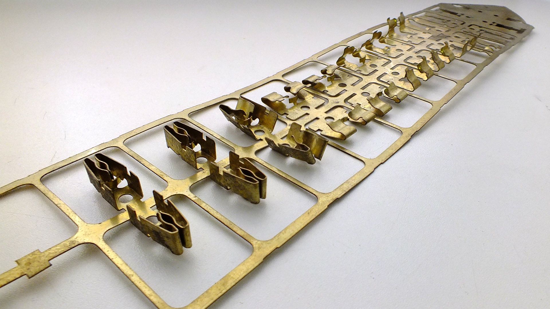 Progresiniai štampai, lenkimo, formavimo, kontūro kirtimo štampai